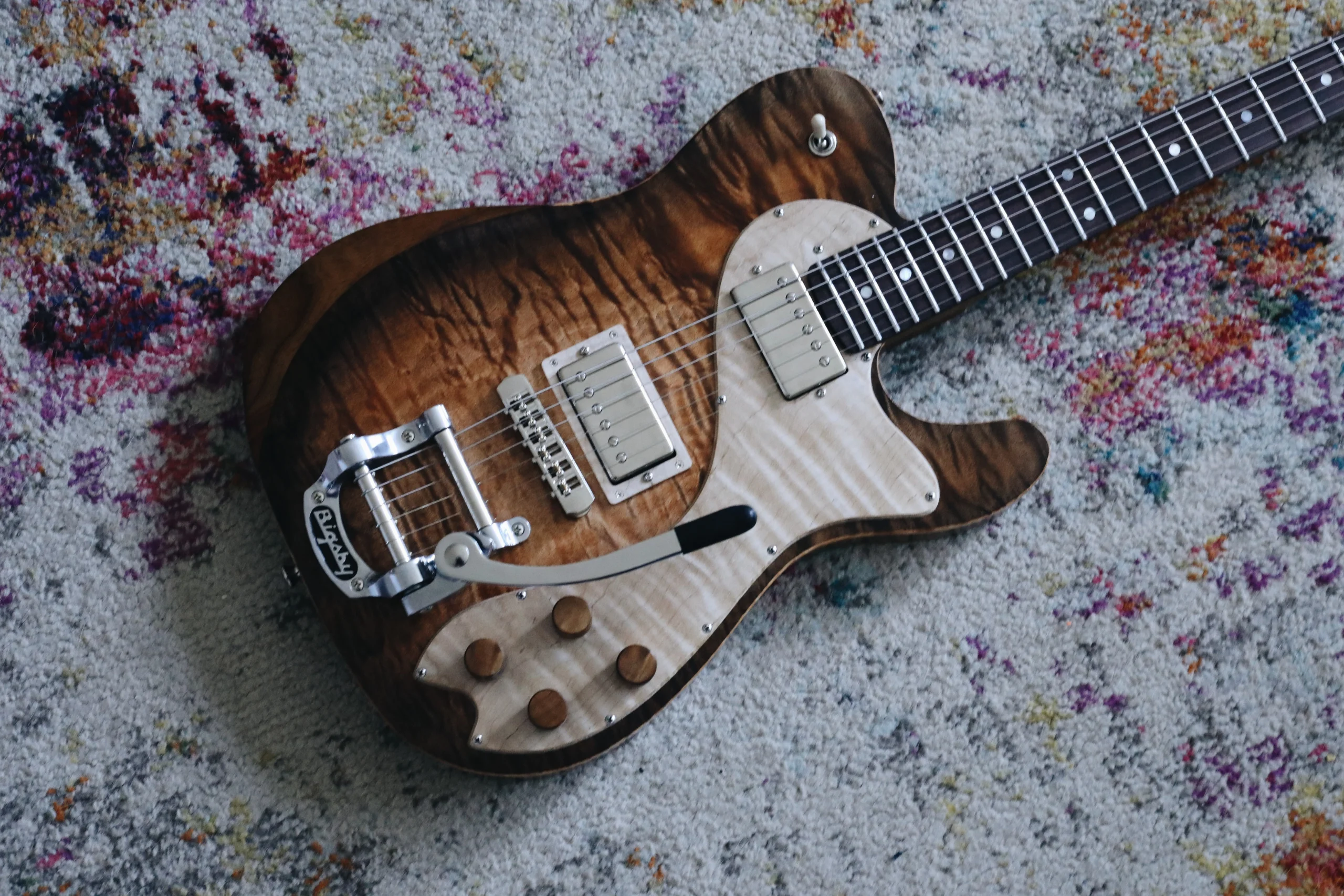 Clarus | Honey Burst — detail